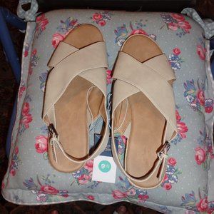 NWT Universal Thread Light Tan Strap Wedge Sandals - Size 9.5 - 10M